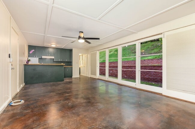 Photo - Rare Find: Tantalus Rustic Charm: Large: 1 Bdr/1 Bth:- Electric Included