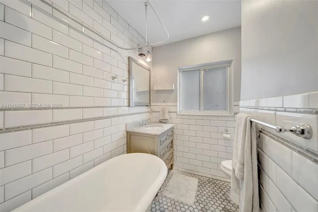 Photo - 619 NE 87th St