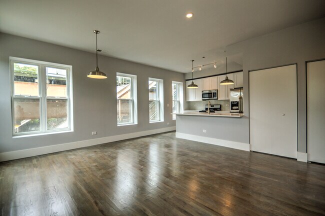 1532 West Lake 2F Living Room Photo - 202-10 N. Justine St. / 1532 W. Lake St.