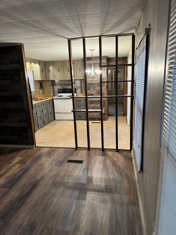 Photo - 655 Holbert Rd