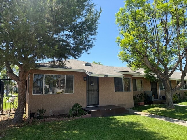Building Photo - AWESOME 2 BEDROOM 1.5 BATH CONDO - AVALON ...