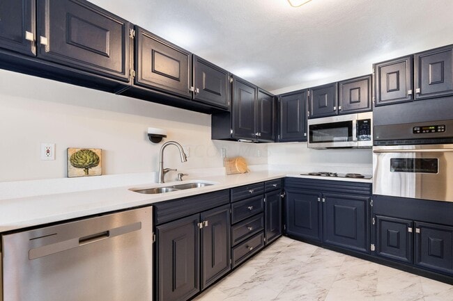 Building Photo - 1000 Urlin Ave Unit 11