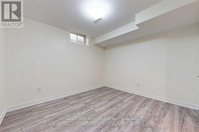 Photo - 16 Litner Crescent