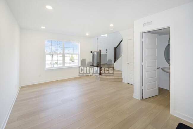 Photo - 6574 Halsey St