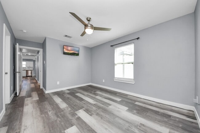 Photo - 618 Maple Way St