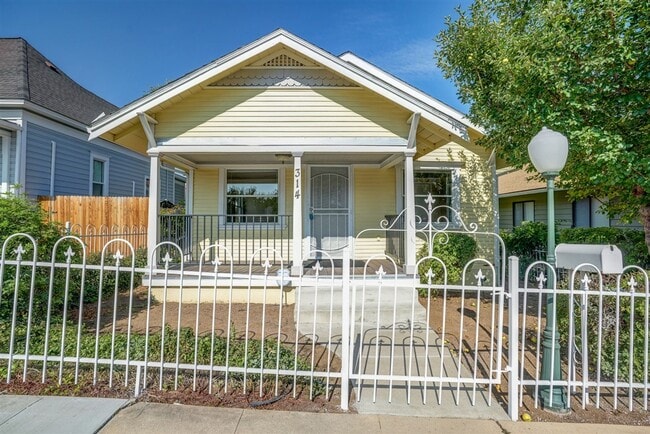 Building Photo - Home and Office potential!