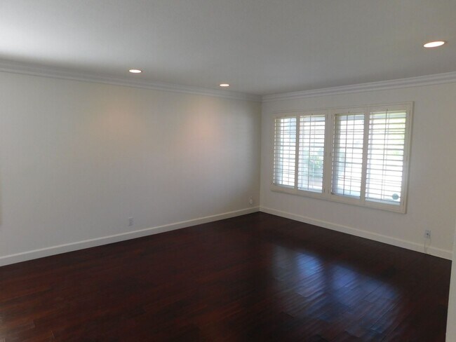 Photo - Beautiful 5-bedroom 3-Bathroom 2-Story House