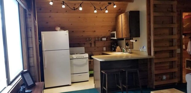 Photo - Furnished 2 bedroom with lake access-Avail...