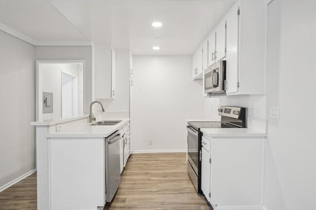 Photo - 4444 Ensign Avenue