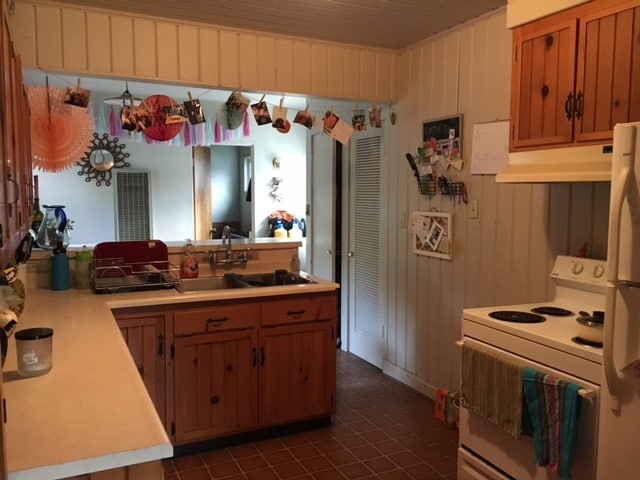 Spacious kitchen with washer dryer hookups - 235 Foothill Blvd