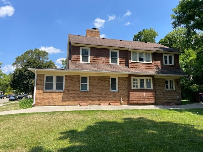 Photo - 2230 Riverside Dr NE Unidad 2