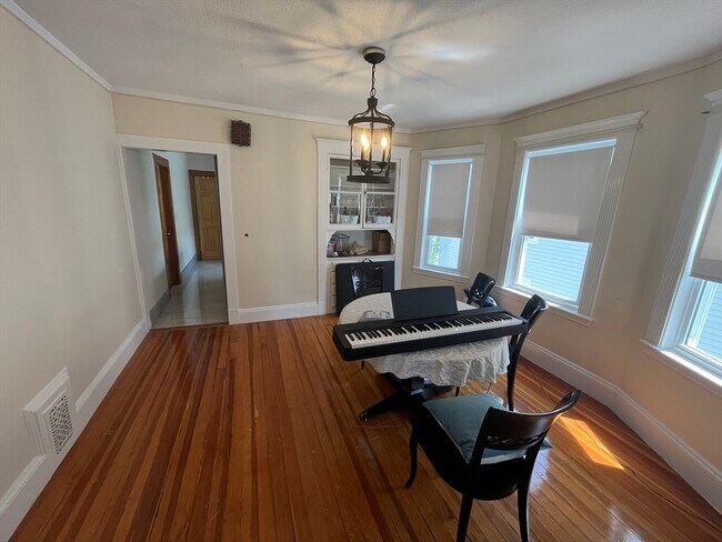 Photo - 39 Montfern Ave Unit 3