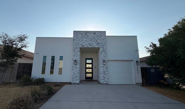 Building Photo - 1432 Los Estribos Dr