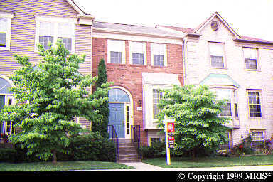 Building Photo - Spacious townhouse, walk to METRO, pool, parking, all you could want!