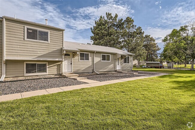 Building Photo - Beautiful townhome in Madison Hill Community-