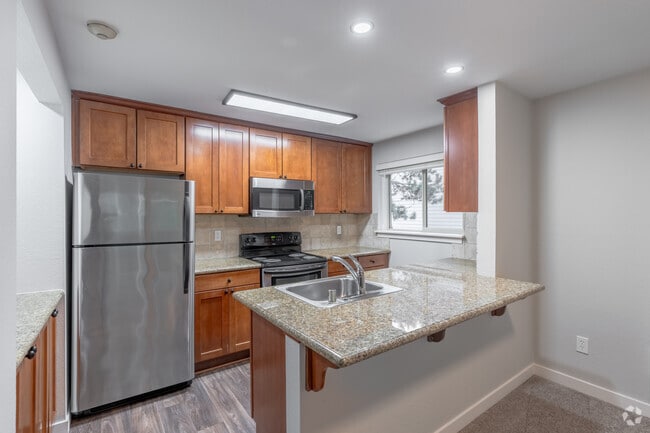 2BR, 2BA - 979SF - Kitchen