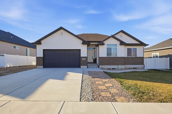 Building Photo - Charming 3-Bedroom Tooele Home with Garage, Basement & Fireplace