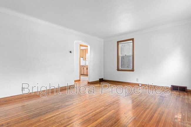 Photo - 83 Winona St E