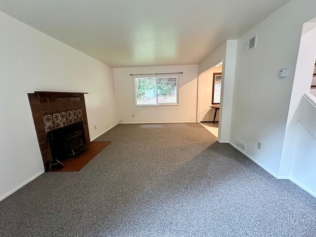 Photo - Spacious 4-Bedroom Home with Bonus Room in...