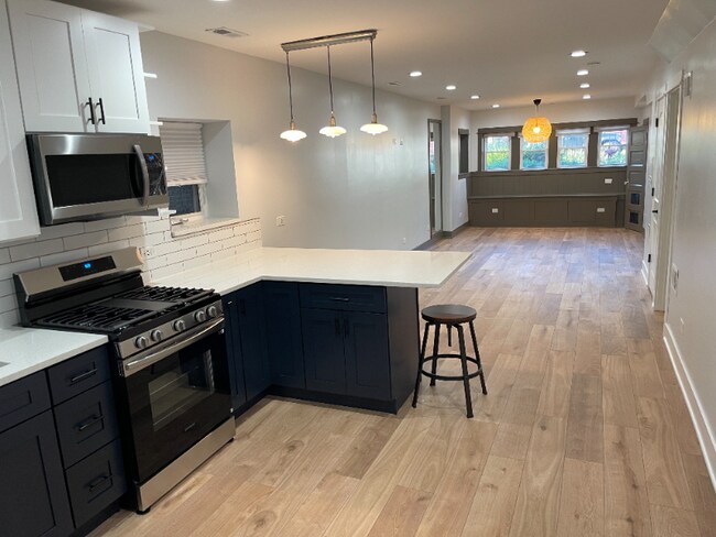 Photo - 4037 N St Louis Ave Unit 4037 W Roscoe