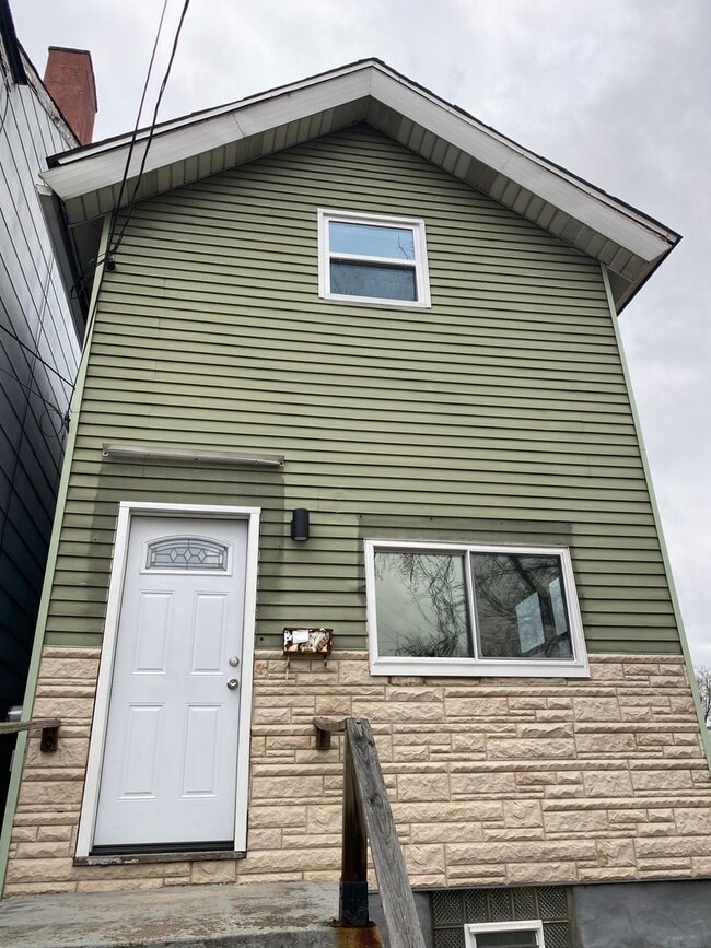 Building Photo - NEWLY RENOVATED 2 BEDROOM IN THE HEART OF BLOOMFIELD!