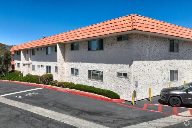 8609 Bulevar Lake Murray - Casa Dorada