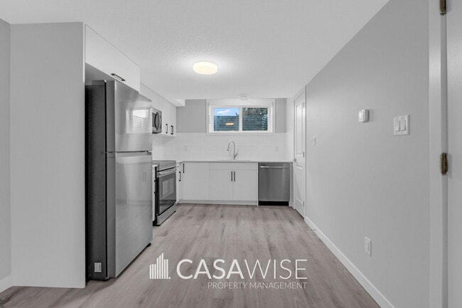 Building Photo - 11927-11125 125 St NW Unit Bsmt