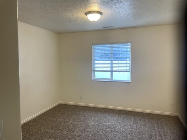 Photo - Provo 4bd 3ba Twin-home with Main Floor Master!