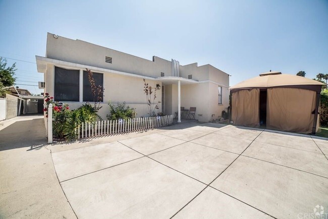 House Front - 11300 Emelita St Rental