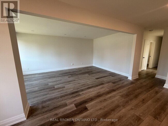 Photo - 653 Athol St E