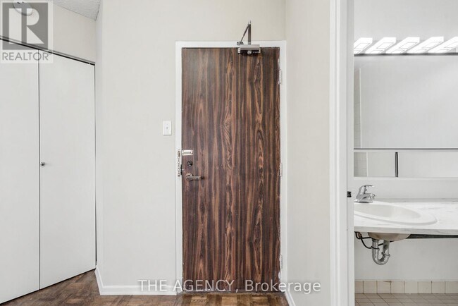 Photo - 2360 Dundas St W Unit 1019B