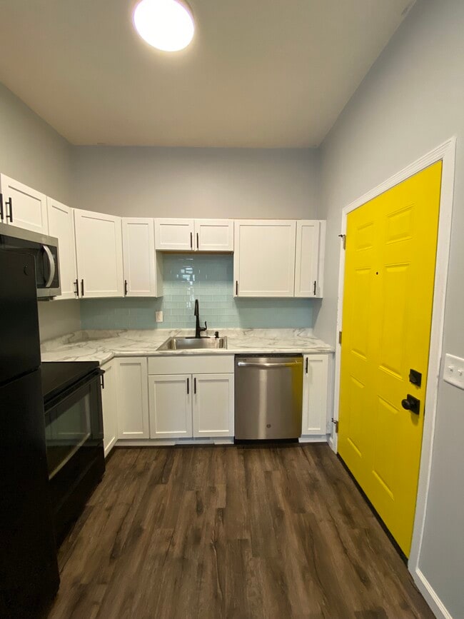 Building Photo - 44 N Main St Unit APT A