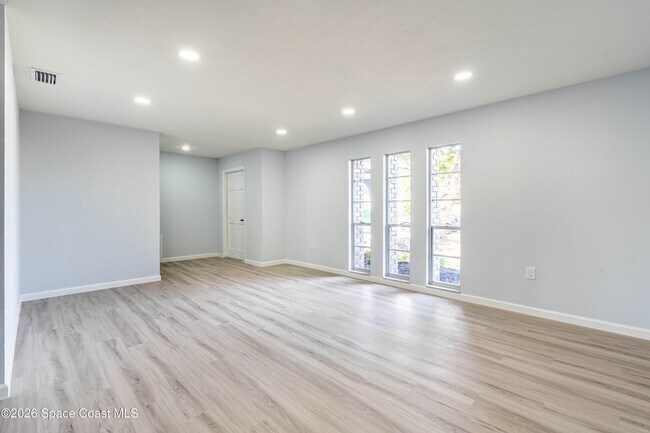 Photo - 306 Harvey Ave NE