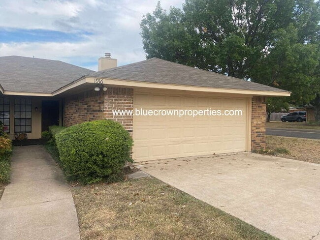 Building Photo - 1916 Spindletop Dr