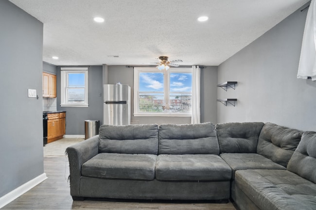 Photo - 1452 Hellerman St