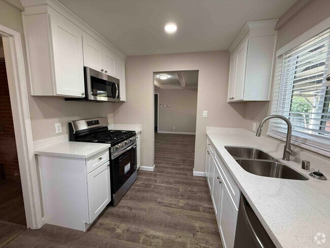 Building Photo - 3 Bed Home