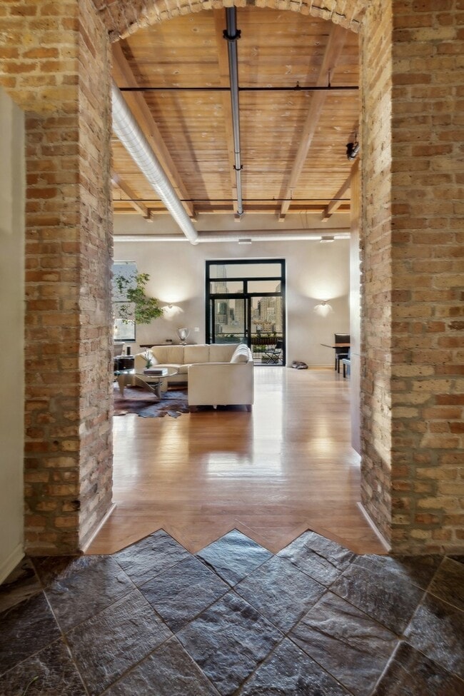 Photo - 525 W Superior St Unit 626