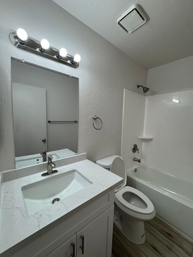 Building Photo - 738 W Pepper Pl Unit 738 W Pepper Pl #3 Rental