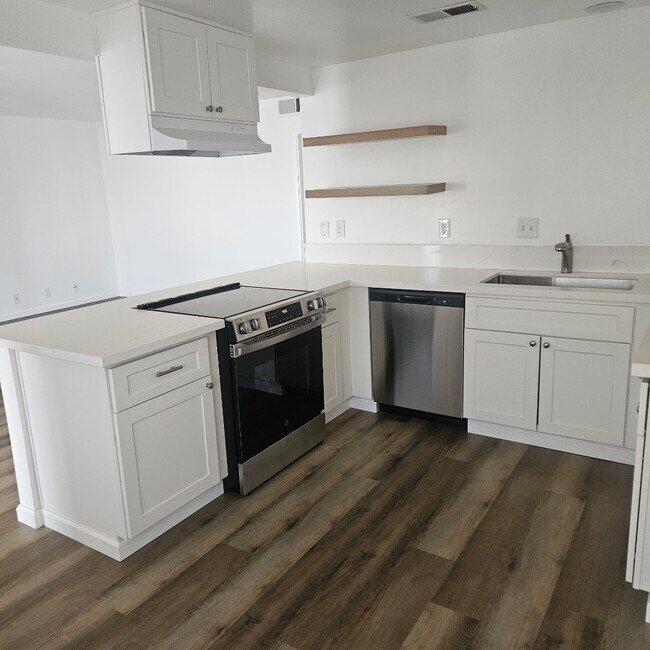 Building Photo - 5916 Stockdale Hwy Rental