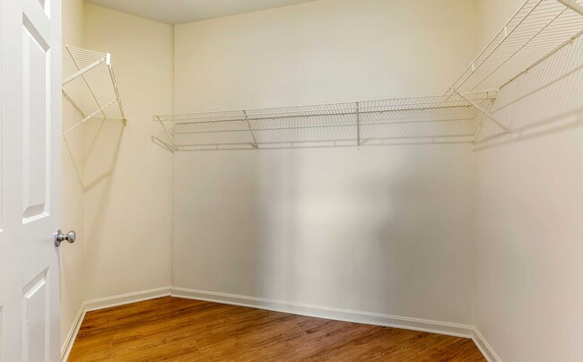 Vestidor con estantes para ropa blanca y espacio de almacenaje