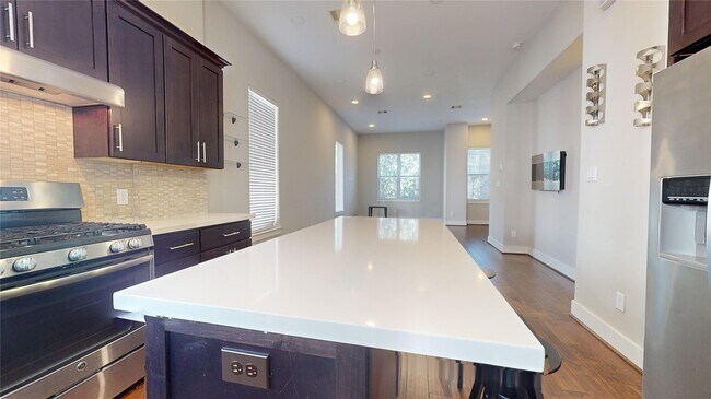 Photo - 711 Schwartz St