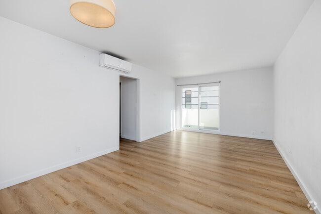 2BD, 2BA - 900SF - Living Room