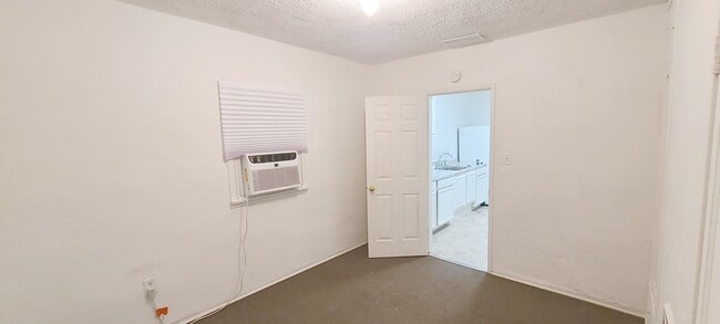 Dormitorio 1 contiguo a la cocina - 1220 E Ogden Ave
