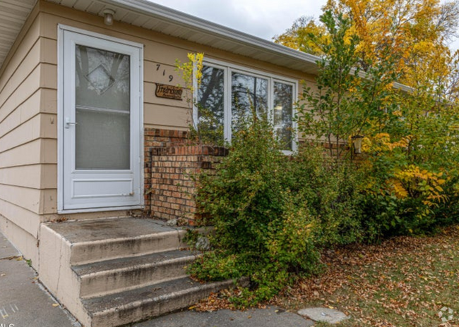 Building Photo - Spacious 4 bedroom 2 bath Single-family home