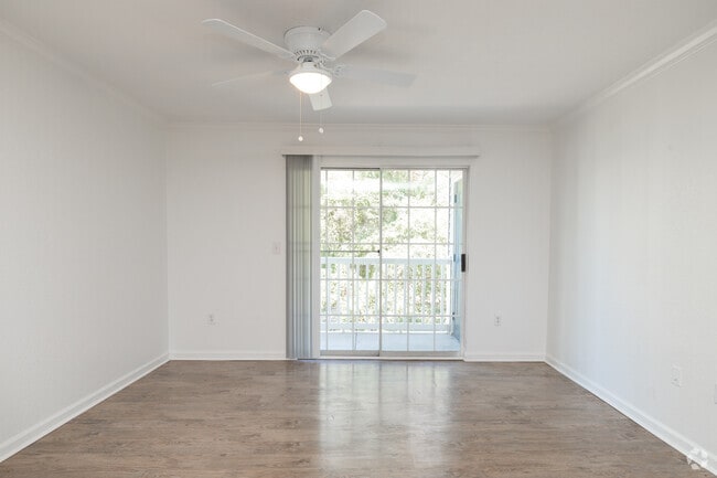 2BR, 2BA - 1,036SF - Living