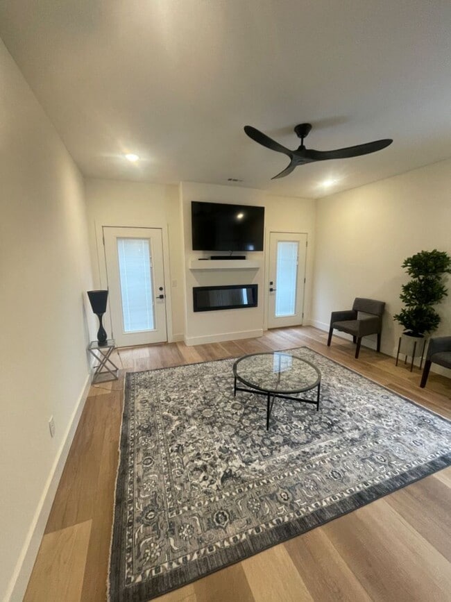 Building Photo - Bentonville Townhouse!