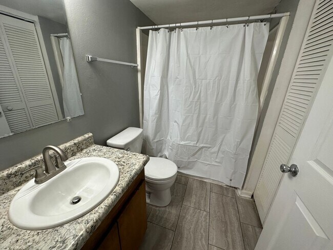 Photo - Downstairs unit at Pointe East avail NOW! Unit B
