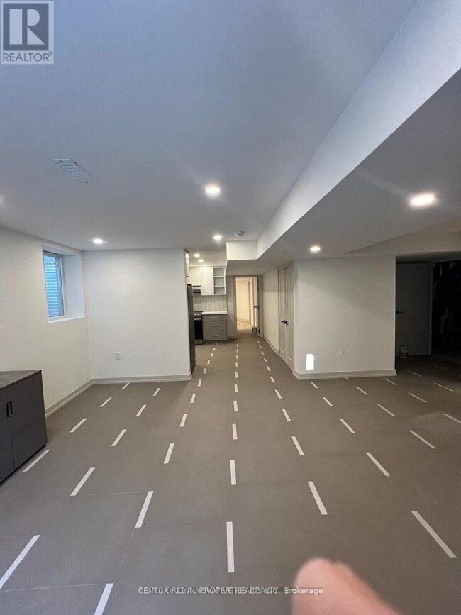 Photo - 1042 Kingpeak Cres