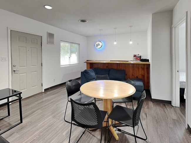 33 E Daniel St