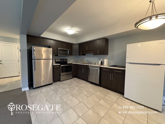 Photo - Spacious 6-Bedroom Freehold Townhouse with Garage & Backyard – Thorold